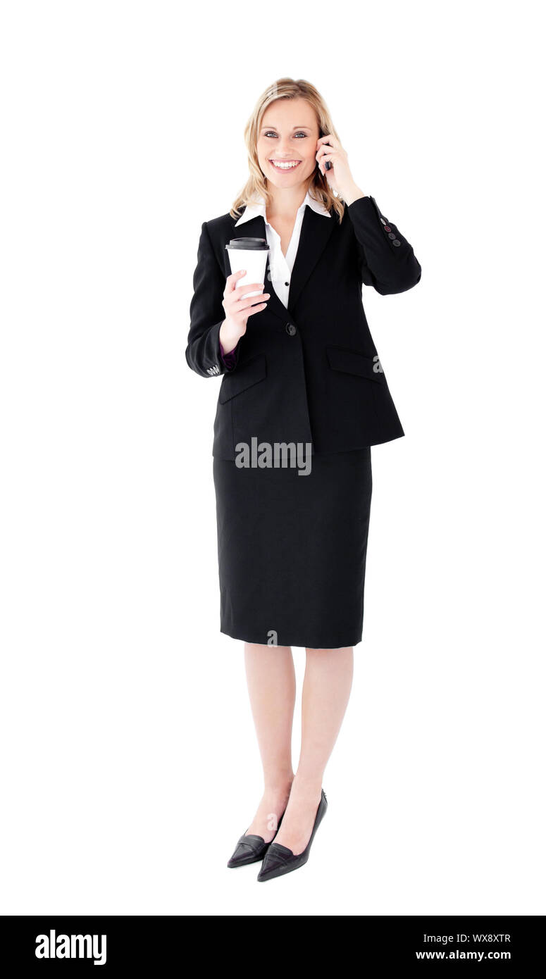 Schönen kaukasischen Geschäftsfrau am Telefon sprechen Holding einen Kaffee vor weißem Hintergrund Stockfoto