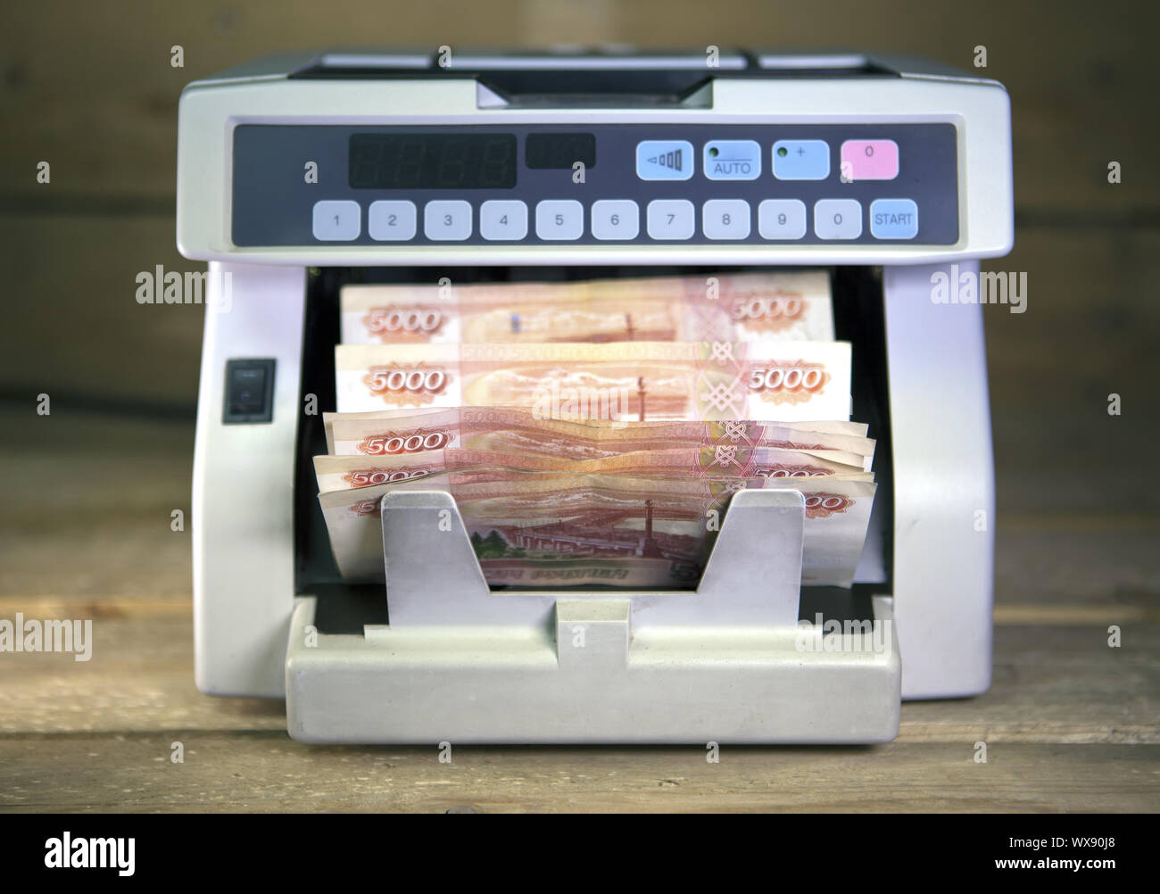 Elektronisches Geld counter Maschine zählt die Russische fünf tausendstel Rubel Banknoten Stockfoto