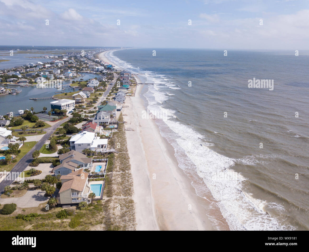 Luftaufnahme von Surfside Beach und teure Wohnungen in der Nähe von Myrtle Beach. Stockfoto