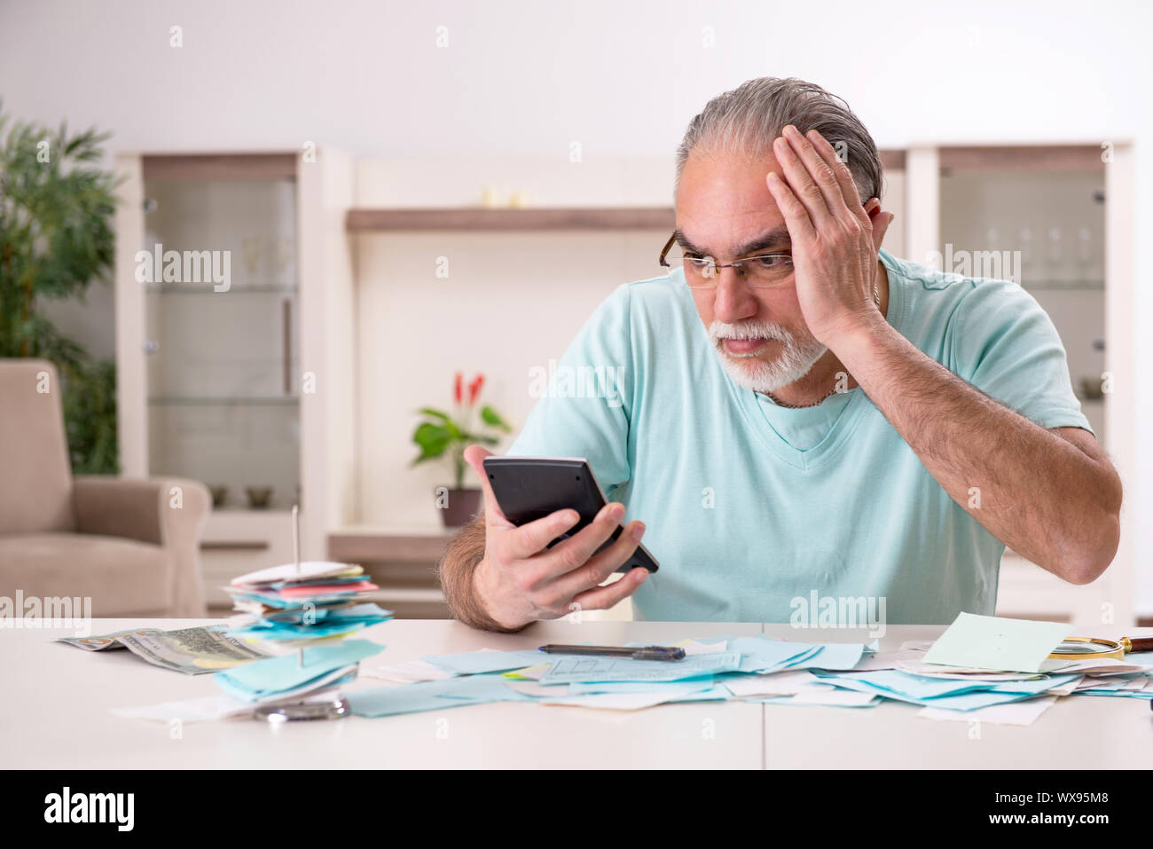 Weißen bärtigen alten Mann in die Budgetplanung Konzept Stockfoto