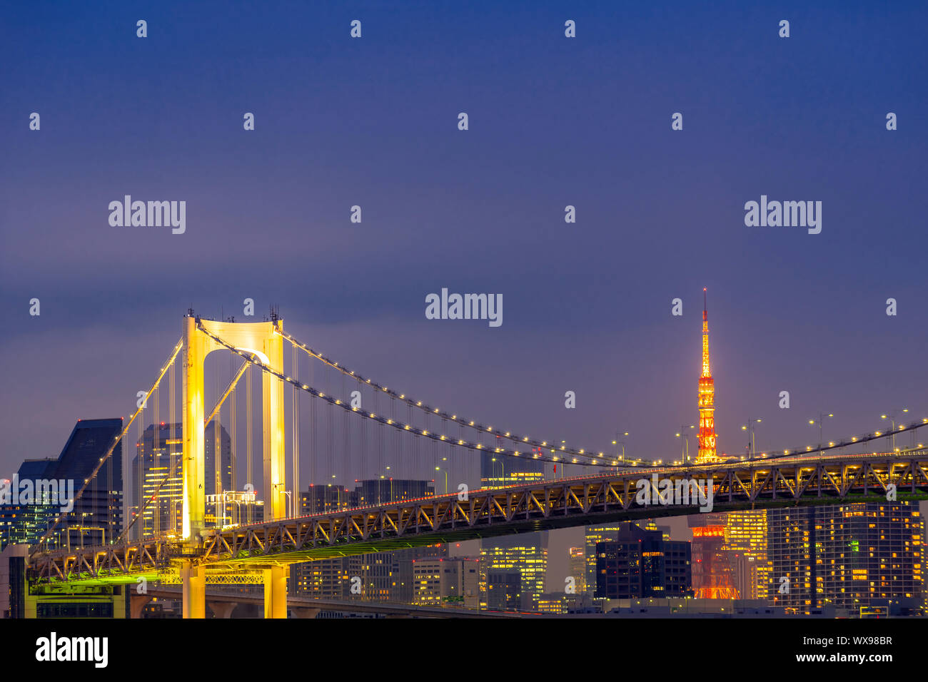 Tokyo Tower mit Rainbow Bridge Sonnenuntergang Stockfoto