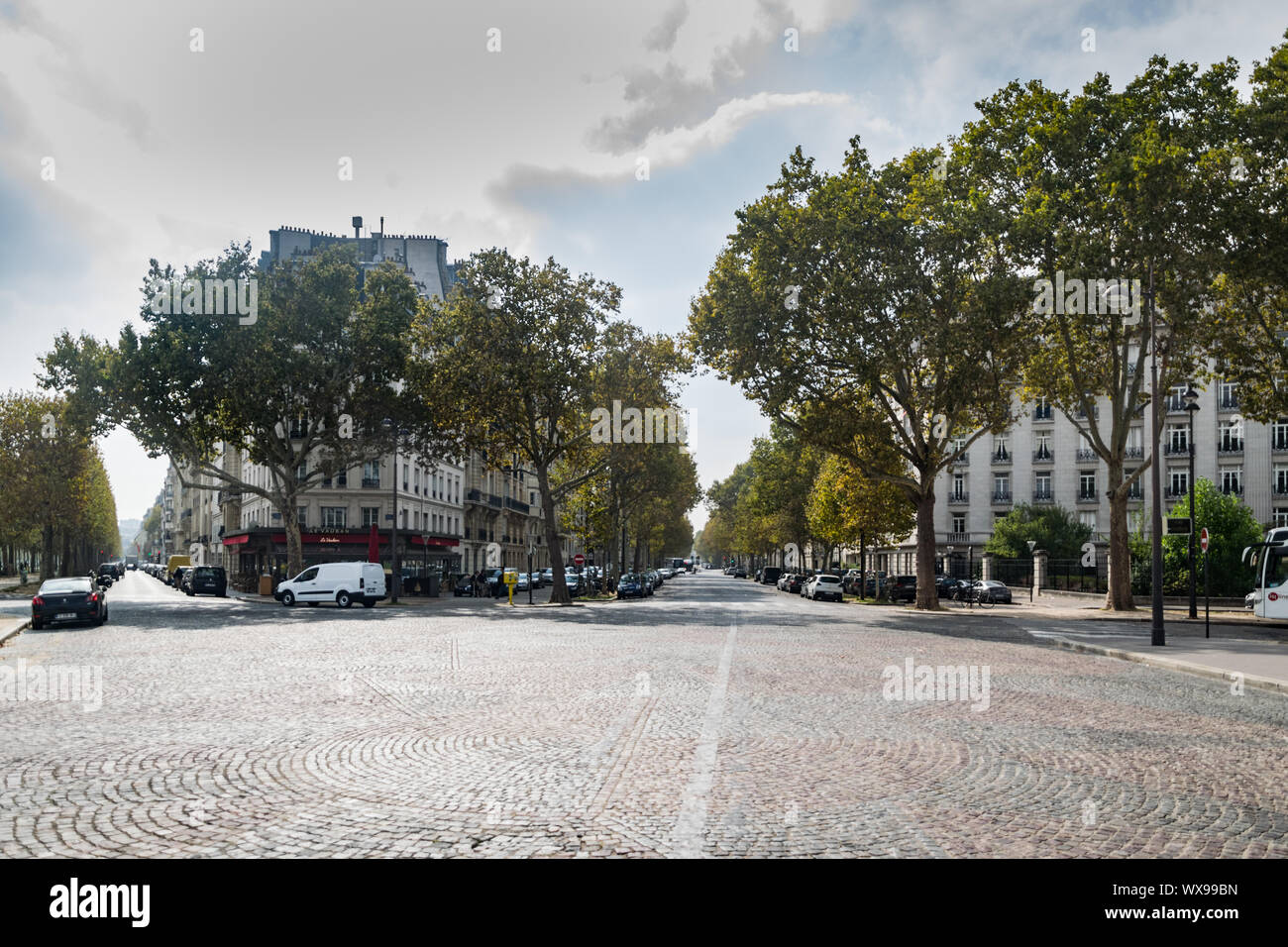 PARIS, Frankreich, 02. Oktober 2018: Eine der vielen schönen Straßen und Boulevards in Paris. Stockfoto