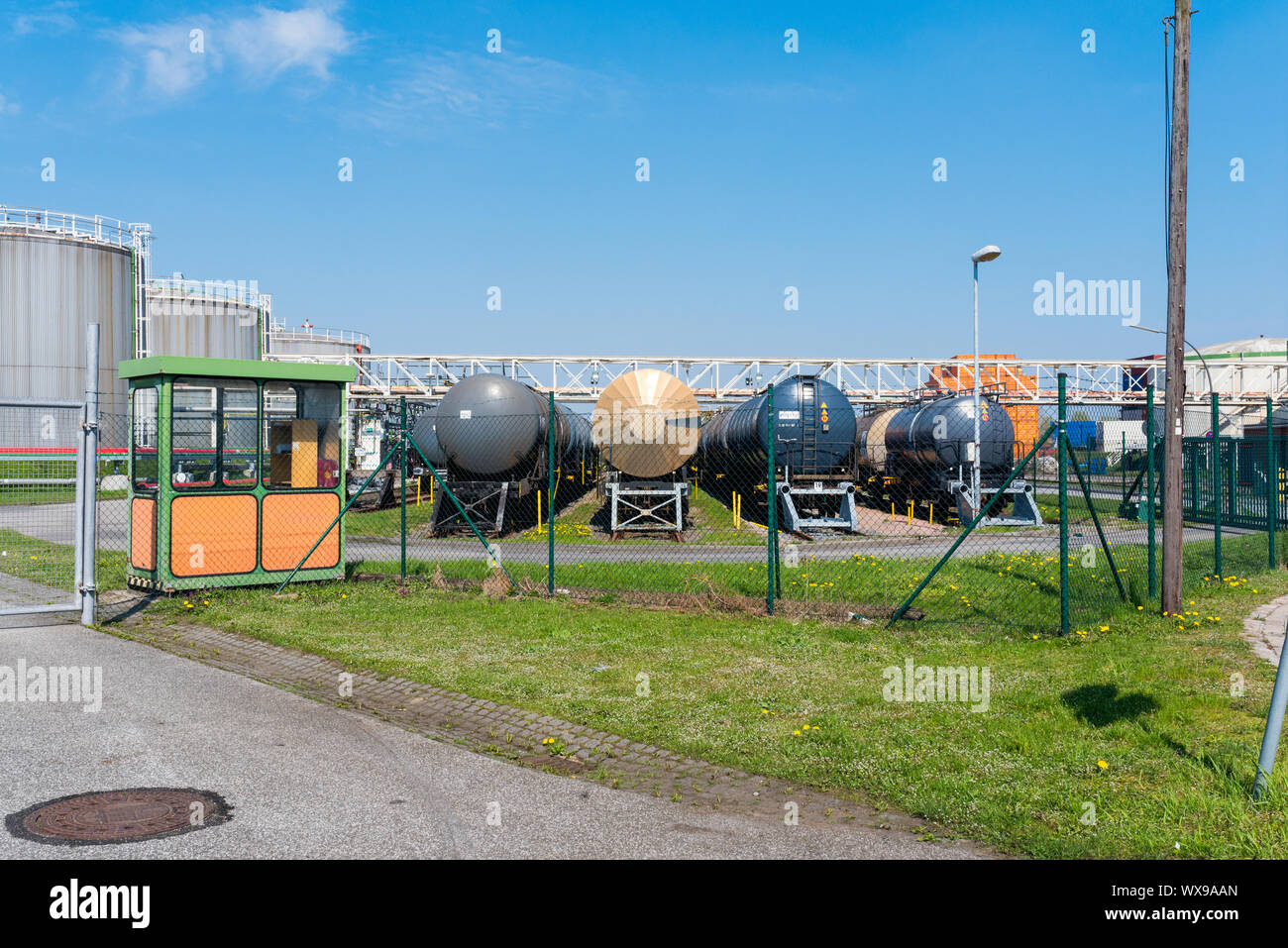 Tanklager im Industriegebiet des Hamburger Hafen Stockfoto