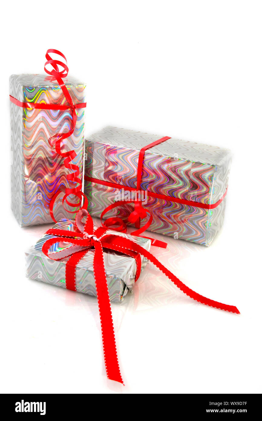 Silber eingepackten Geschenke mit rotem Band und Bogen Stockfoto