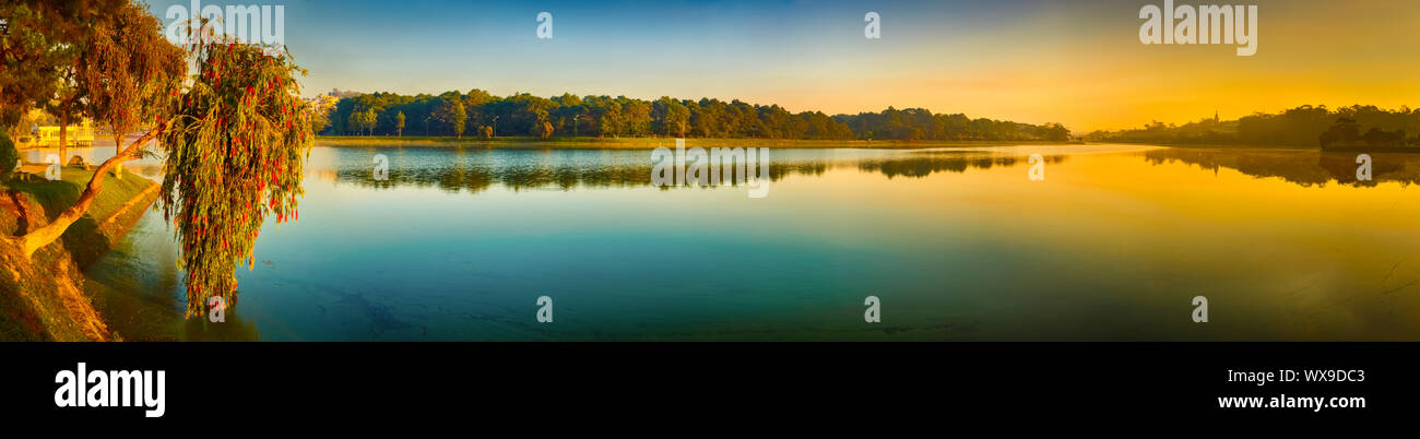 Sonnenaufgang über Xuan Huong See, Dalat, Vietnam. Panorama Stockfoto