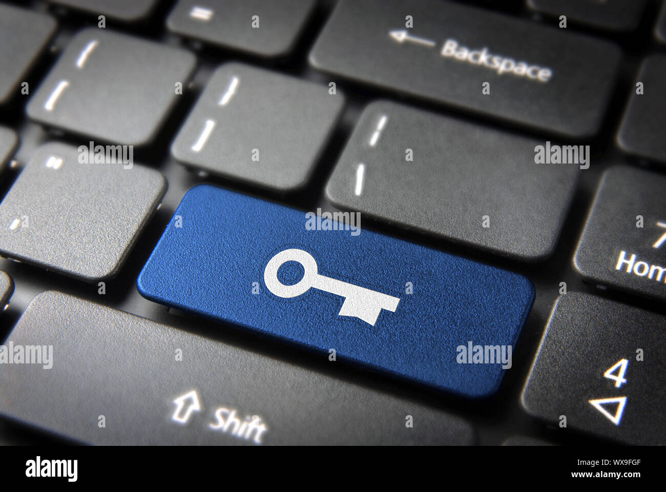 Internet Sicherheits-Schlüssel mit Schlosssymbol auf Laptop-Tastatur. Im  Preis inbegriffen Clipping-Pfad, so dass Sie leicht bearbeitet werden kann  Stockfotografie - Alamy