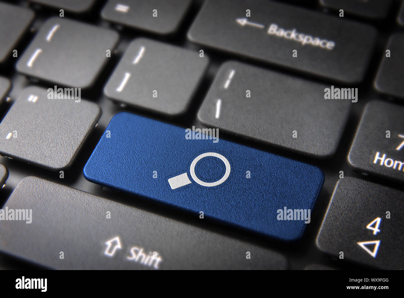 Internet-suchen-Taste mit Lupensymbol auf Laptop-Tastatur. Im Preis inbegriffen Clipping-Pfad, so dass Sie leicht bearbeitet werden kann. Stockfoto