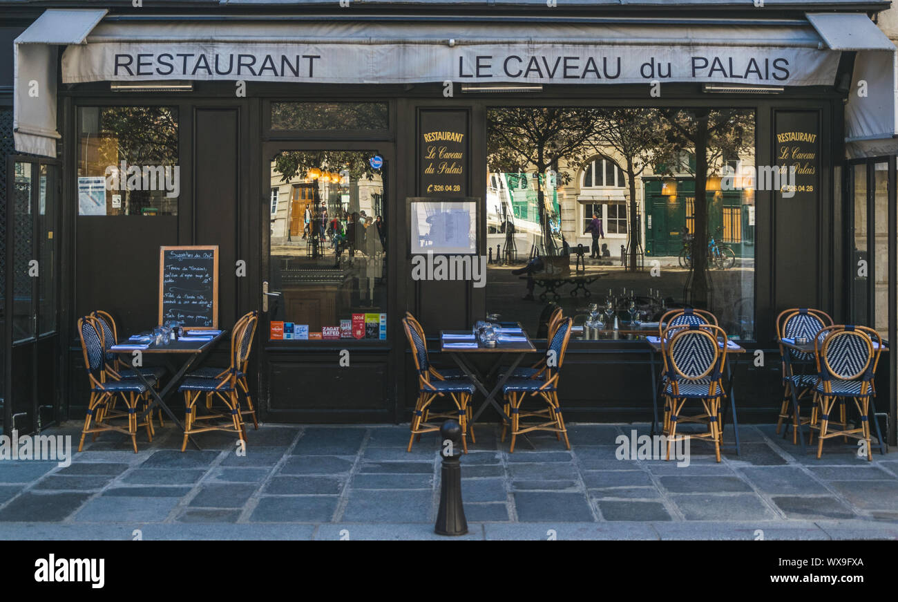 PARIS, Frankreich, 02. Oktober 2018: Schönes kleines Restaurant in Paris. Stockfoto