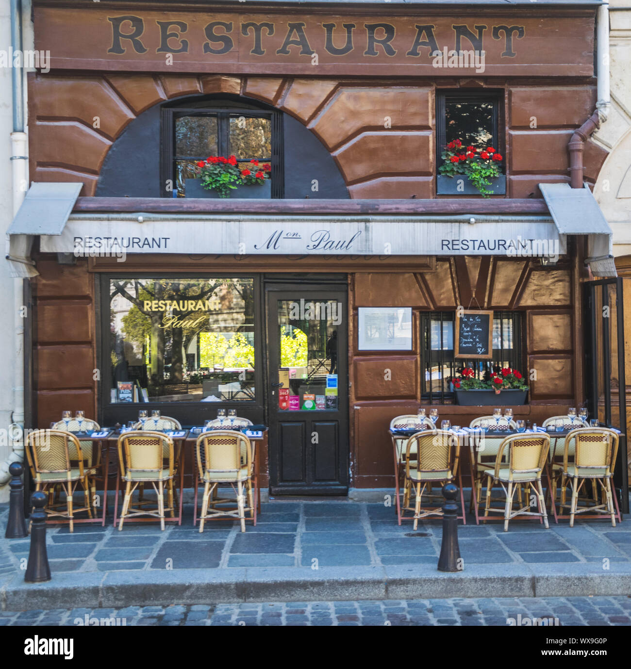 PARIS, Frankreich, 02. Oktober 2018: Schönes kleines Restaurant in Paris. Stockfoto