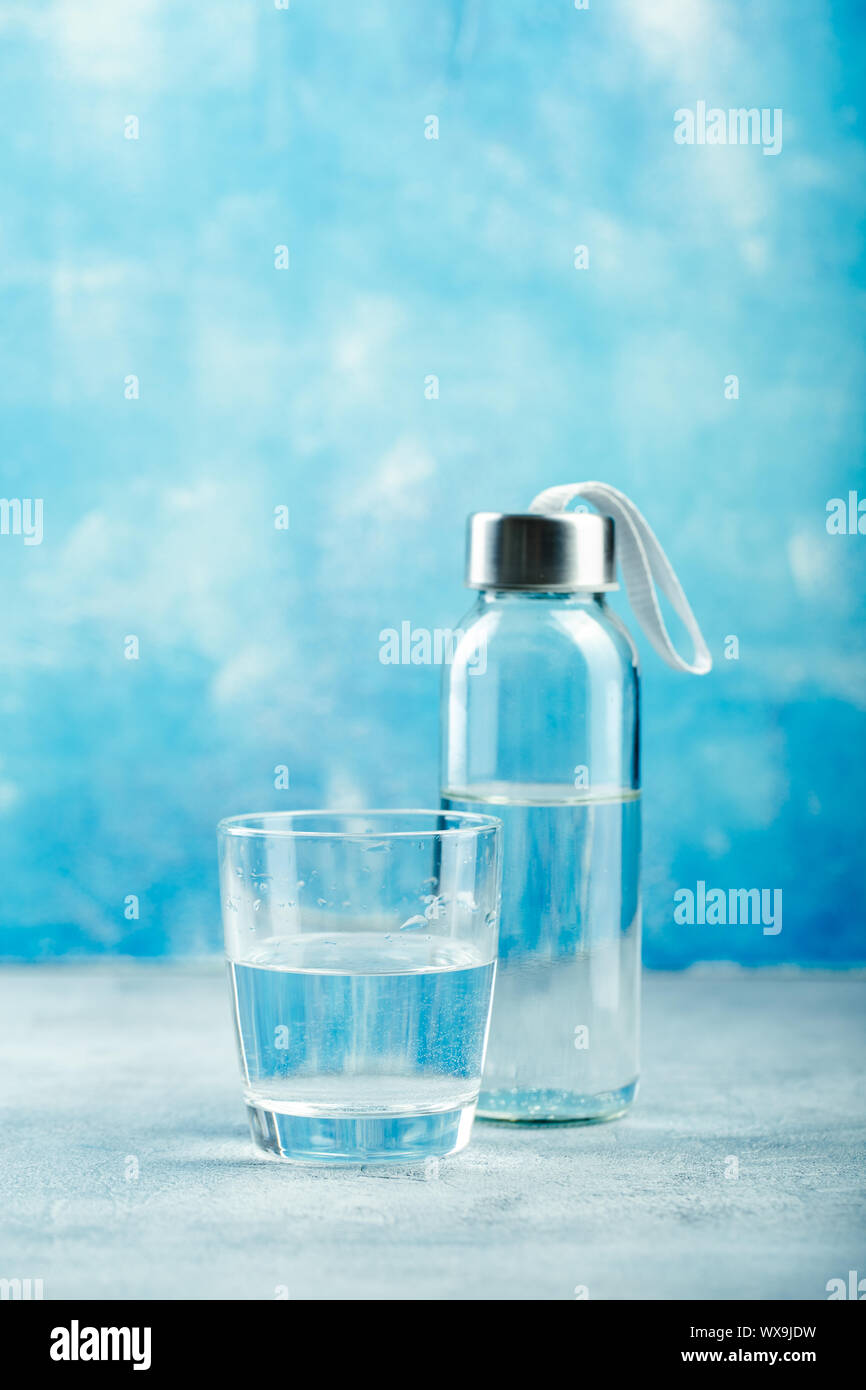 Kleines Glas Flasche Wasser Stockfoto