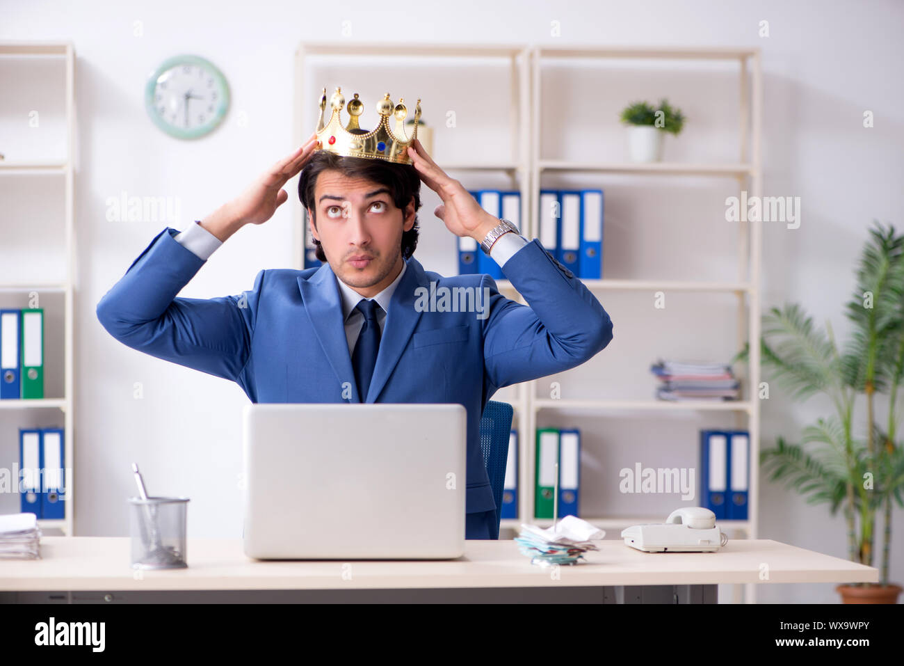 Junge König Geschäftsmann die Arbeit im Büro Stockfoto