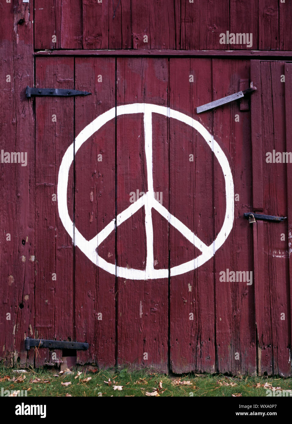 Frieden Zeichen auf scheunentor - Marlow, New Hampshire Stockfoto