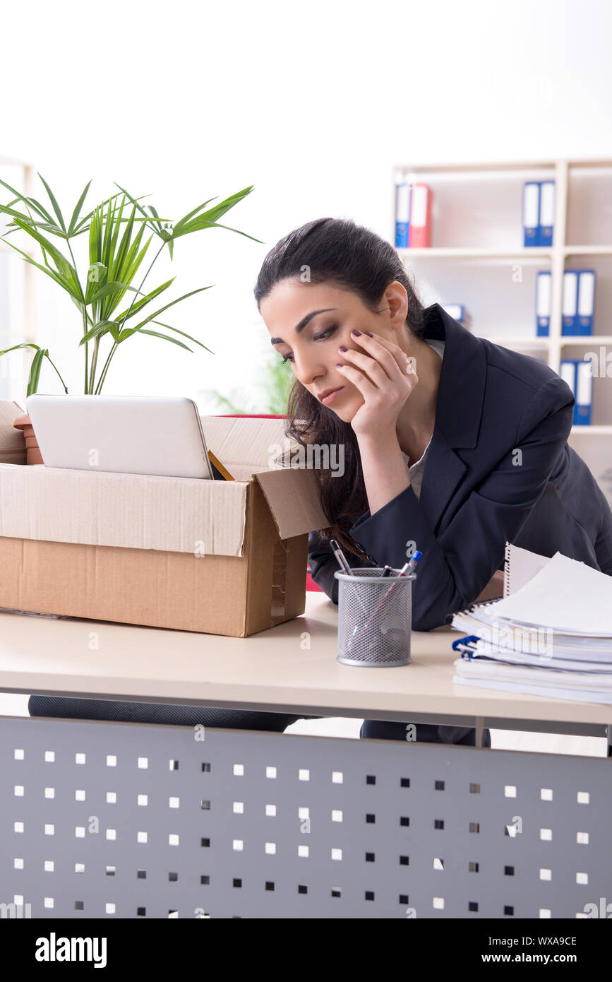 Junge weibliche Mitarbeiter, von ihrer Arbeit entlassen Stockfoto