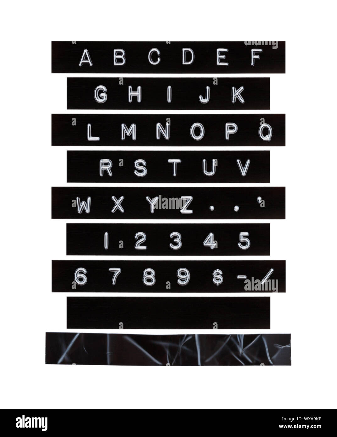 Schwarz Prägung Alphabet Klebeband isoliert auf Weiss. Stockfoto