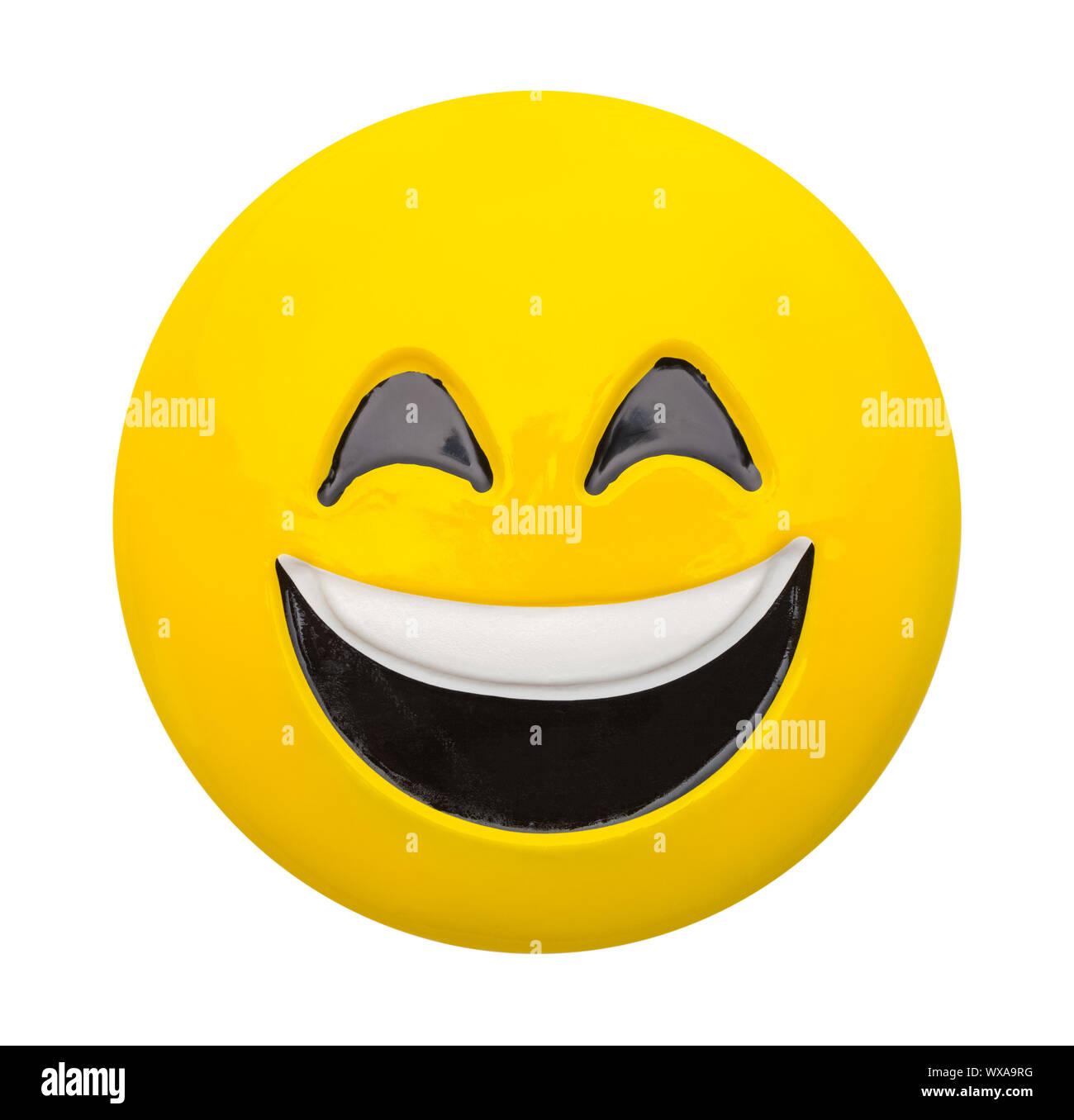 Gelbe Emoji Gesicht mit Lächeln isoliert auf Weiss. Stockfoto