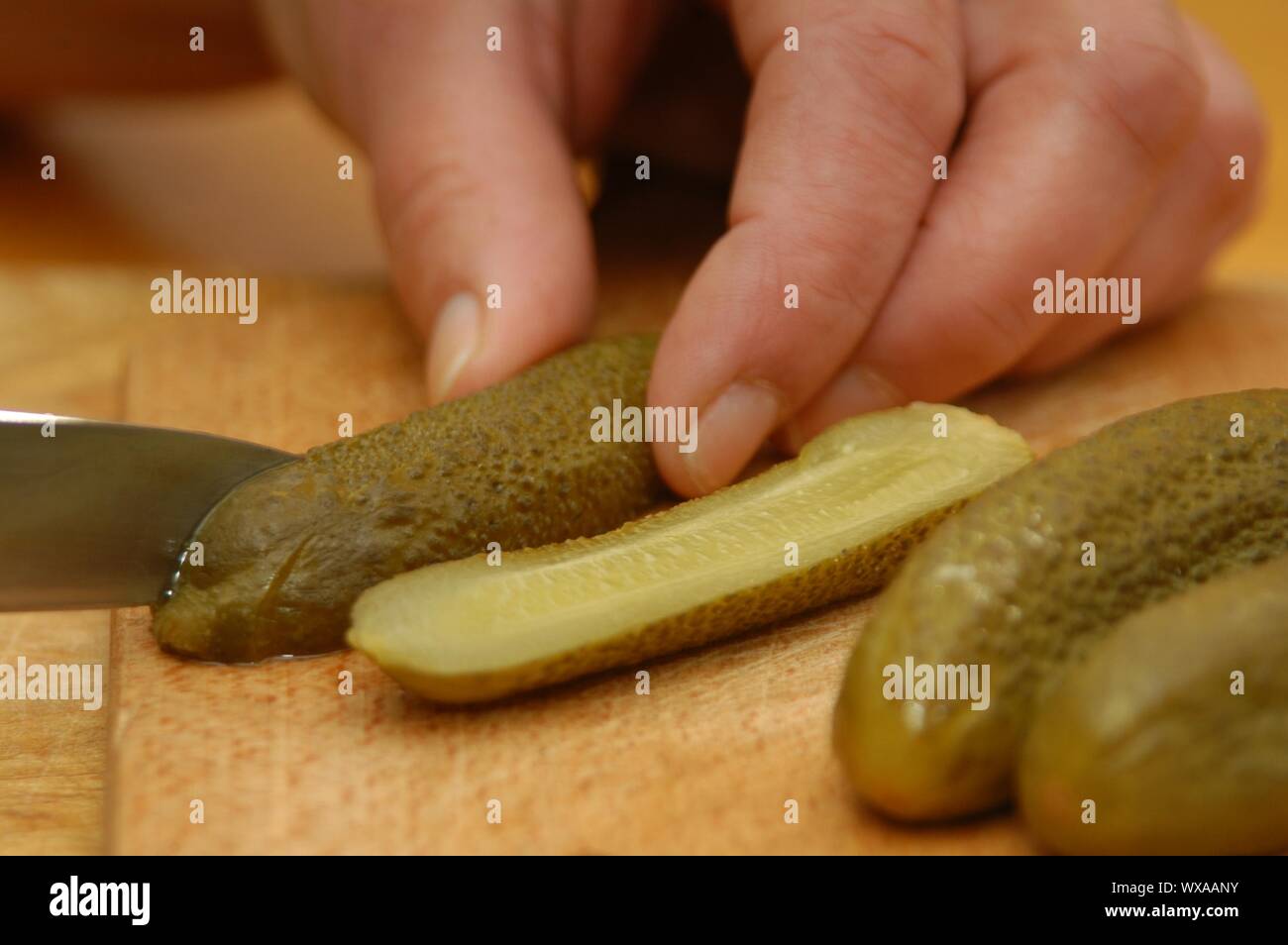 Hausgemachte Heringe Salat mit Hering, Zwiebeln, Apfel, Paprika und Mayonaise Stockfoto