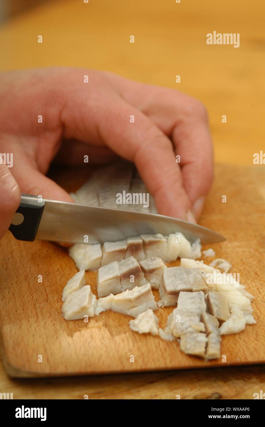 Hausgemachte Heringe Salat mit Hering, Zwiebeln, Apfel, Paprika und Mayonaise Stockfoto