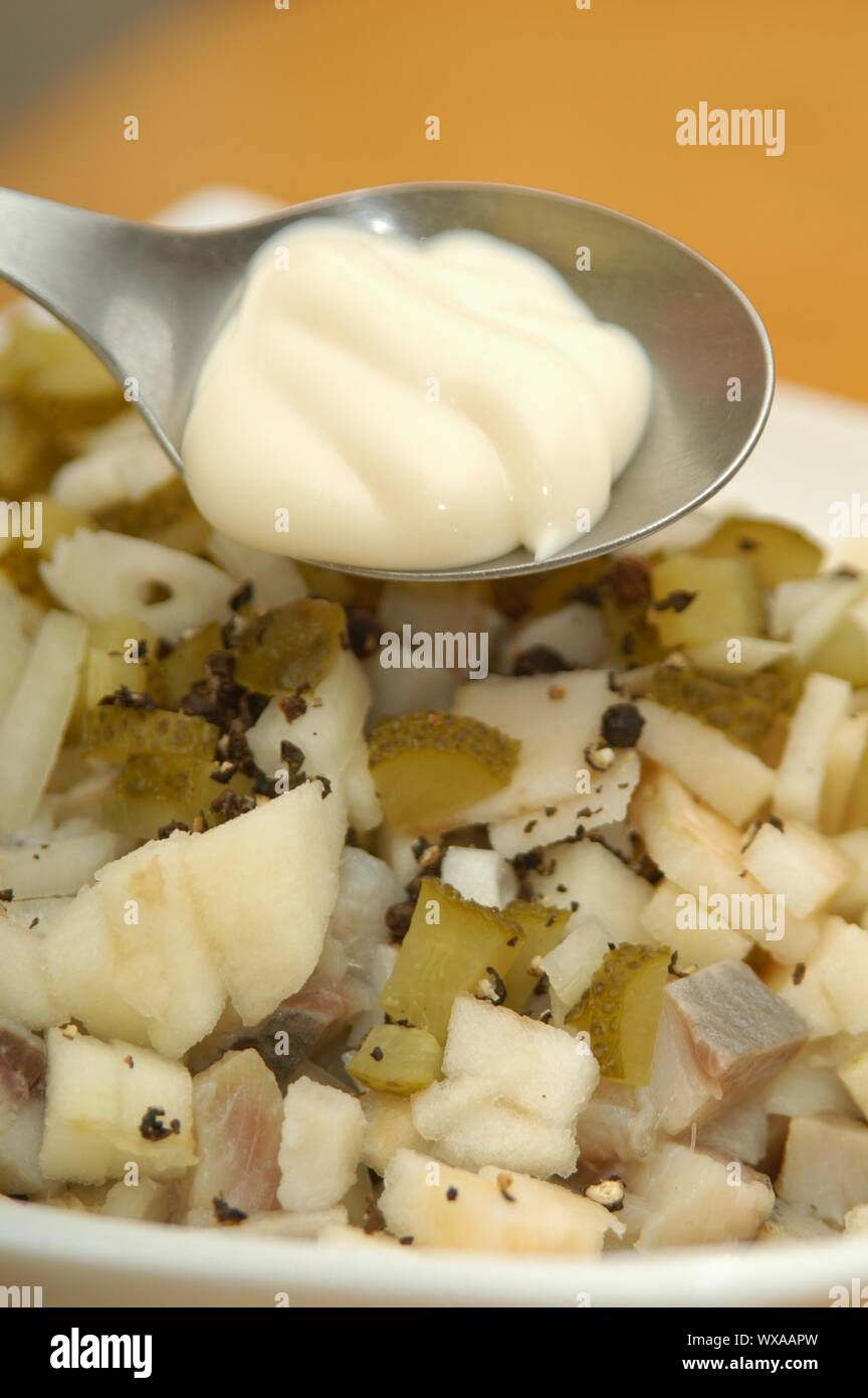 Hausgemachte Heringe Salat mit Hering, Zwiebeln, Apfel, Paprika und Mayonaise Stockfoto