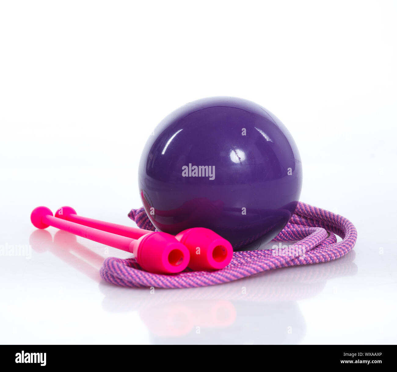 Turngeräte. Springseil, Vereine für rhythmische Gymnastik und Gymnastik auf Weiß isoliert Stockfoto