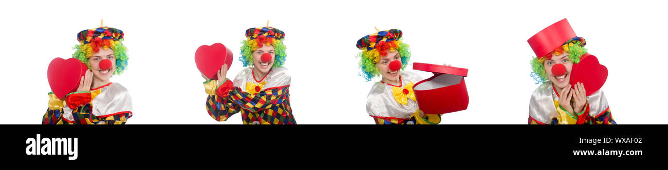 Clown mit Geschenkbox isoliert auf weiss Stockfoto