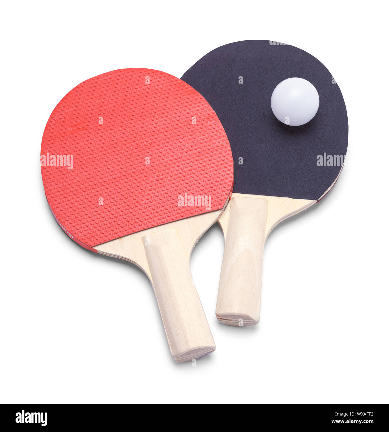 Rot und Schwarz Ping Pong Paddles mit Kugel isoliert auf Weiss. Stockfoto