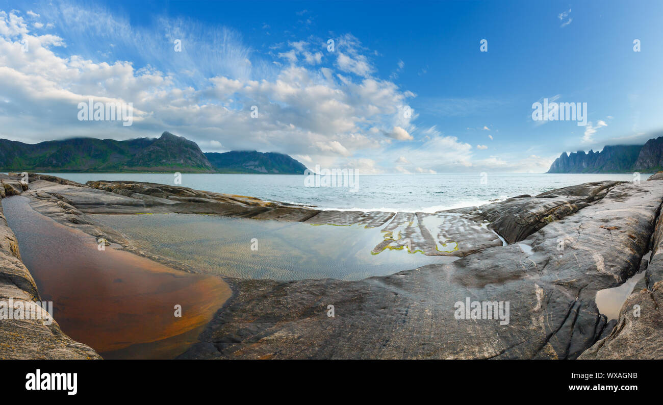 Sommer Senja Küste Panorama (gezackte Ersfjord, Norwegen). Stockfoto