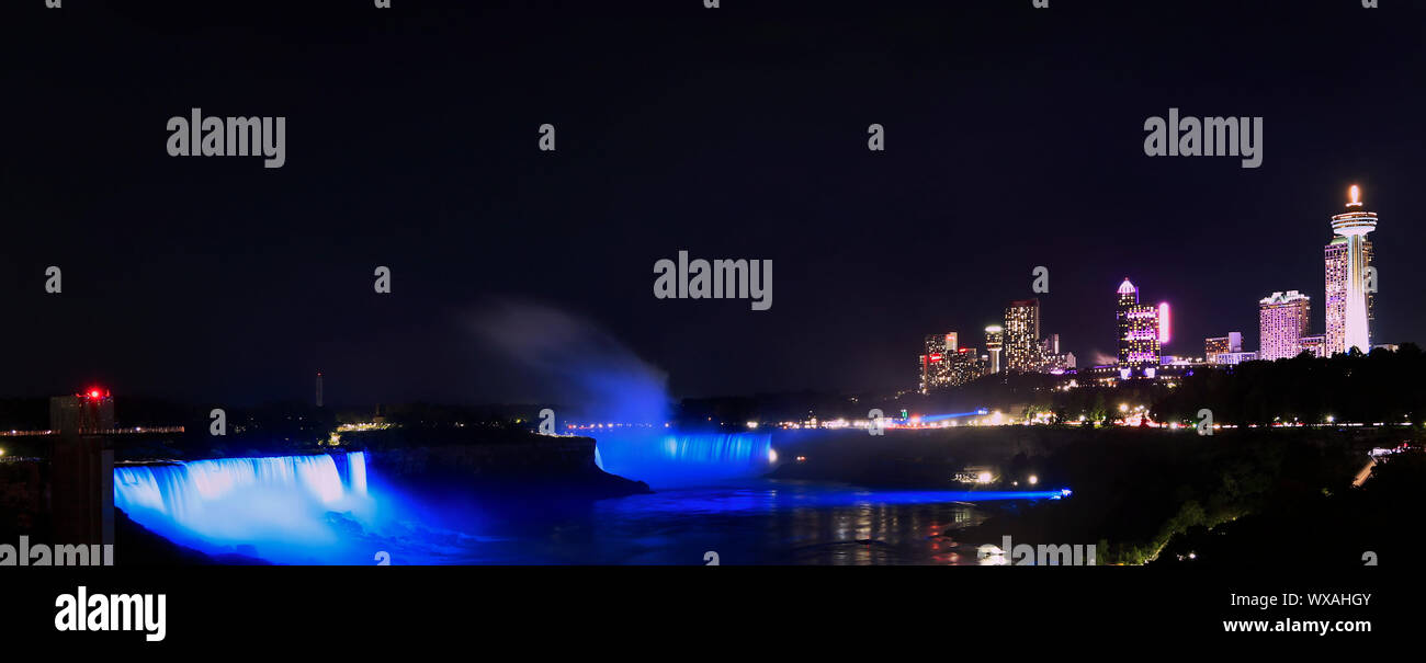 Niagara Falls in der Dämmerung einschließlich die Skyline der kanadischen Stadt den Hintergrund Stockfoto