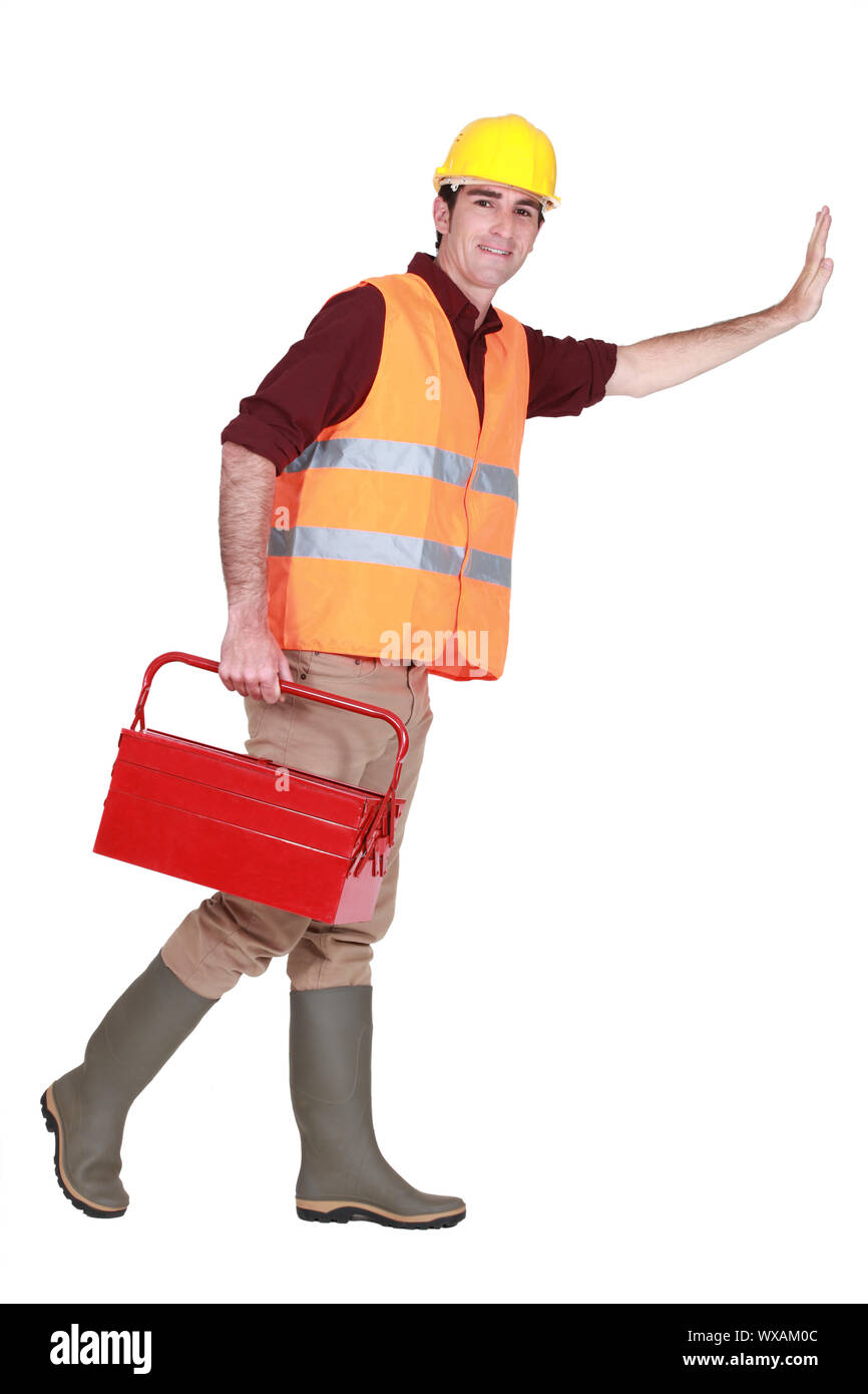 Handwerker, die eine unsichtbare Wand schieben Stockfoto