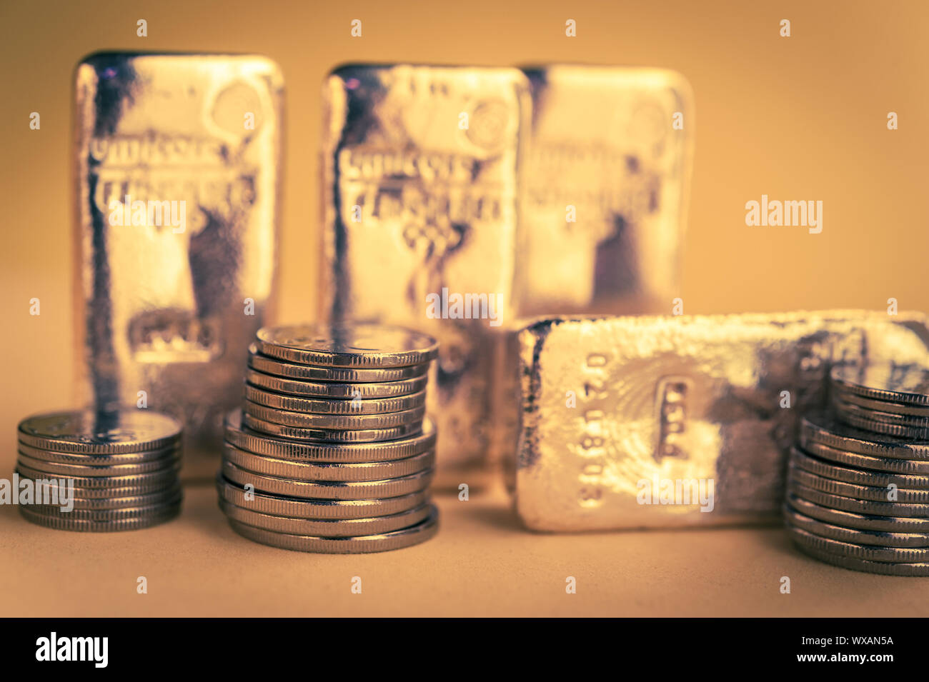 Gold Bars und Stapel von Goldmünzen. Hintergrund für Finanzen Banken- Konzept. Handel mit Edelmetallen. Stockfoto