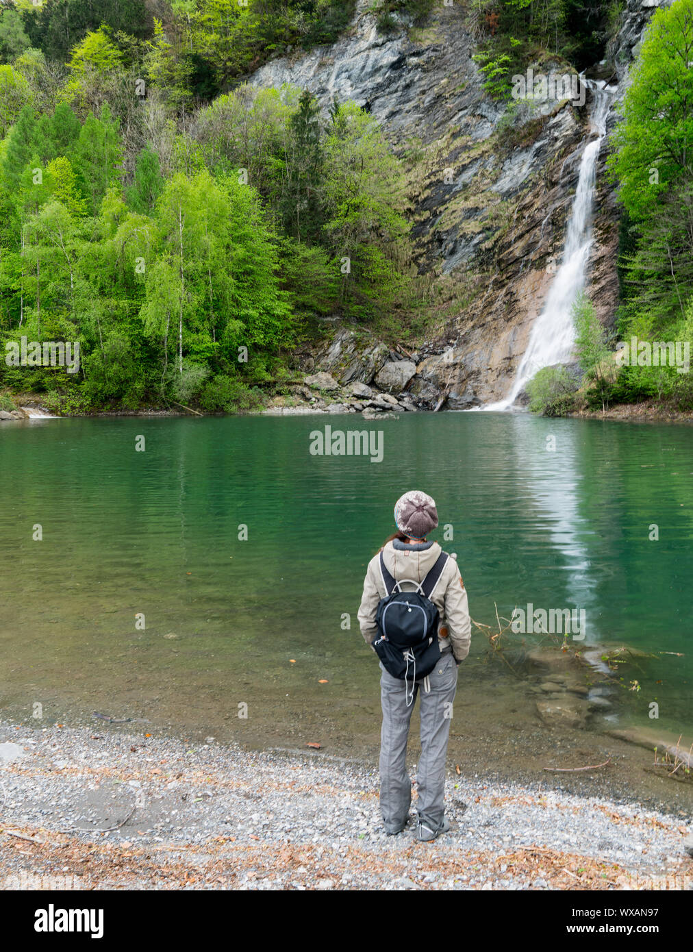 Frau Wanderer an einem wunderschönen Wasserfall und bunten Badeweiher in grüne Feder Wald l suchen Stockfoto