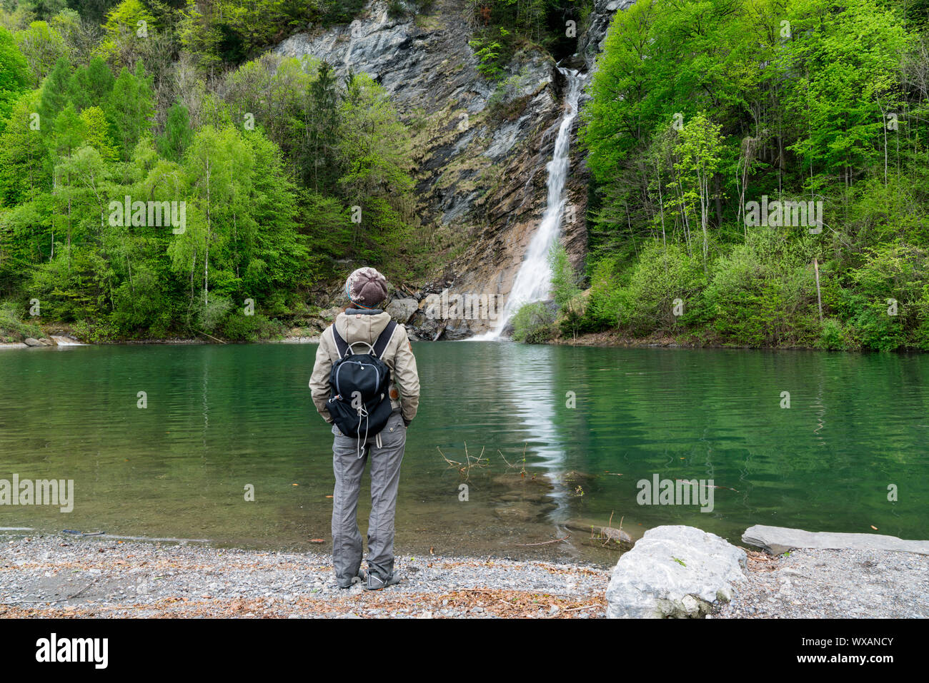 Weibliche Wanderer an der Saarbach Wasserfall und türkisfarbenen swimming Teich in den Schweizer Alpen suchen Stockfoto