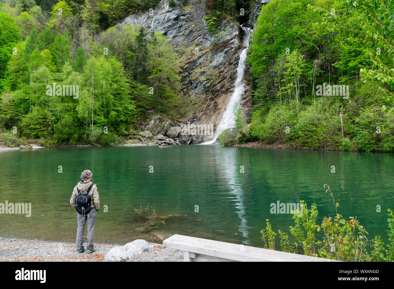 Weibliche Wanderer an der Saarbach Wasserfall und türkisfarbenen swimming Teich in den Schweizer Alpen suchen Stockfoto