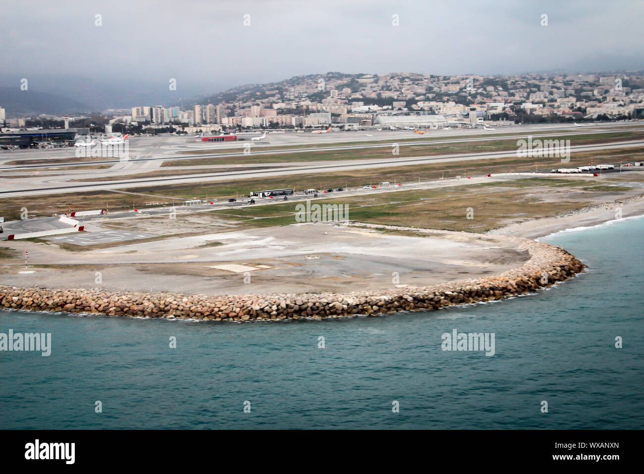 Hubschrauber nähert sich der Landeplatz am Flughafen Stockfoto