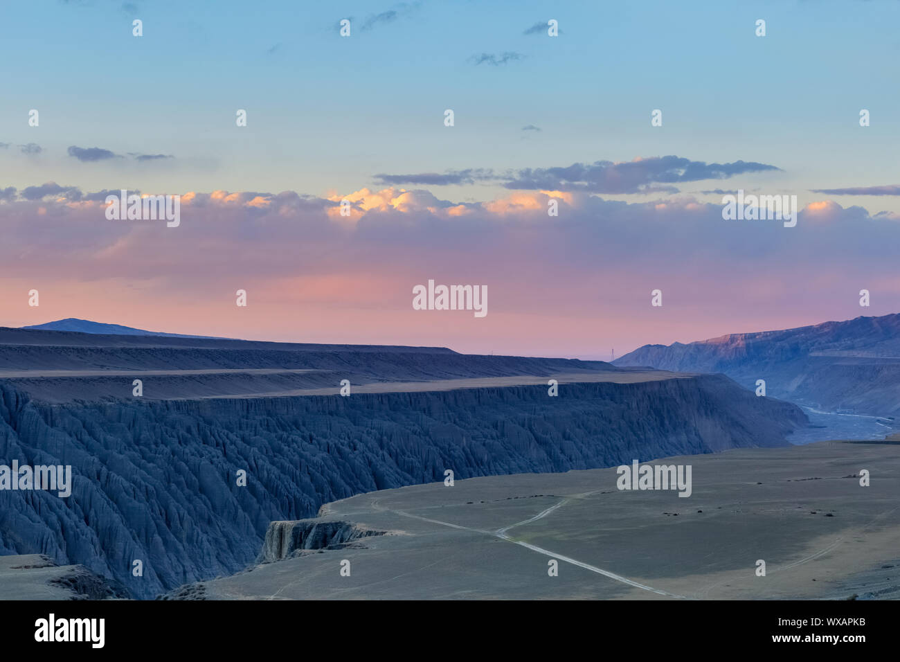 Xinjiang Canyon Landschaft im Sonnenuntergang Stockfoto
