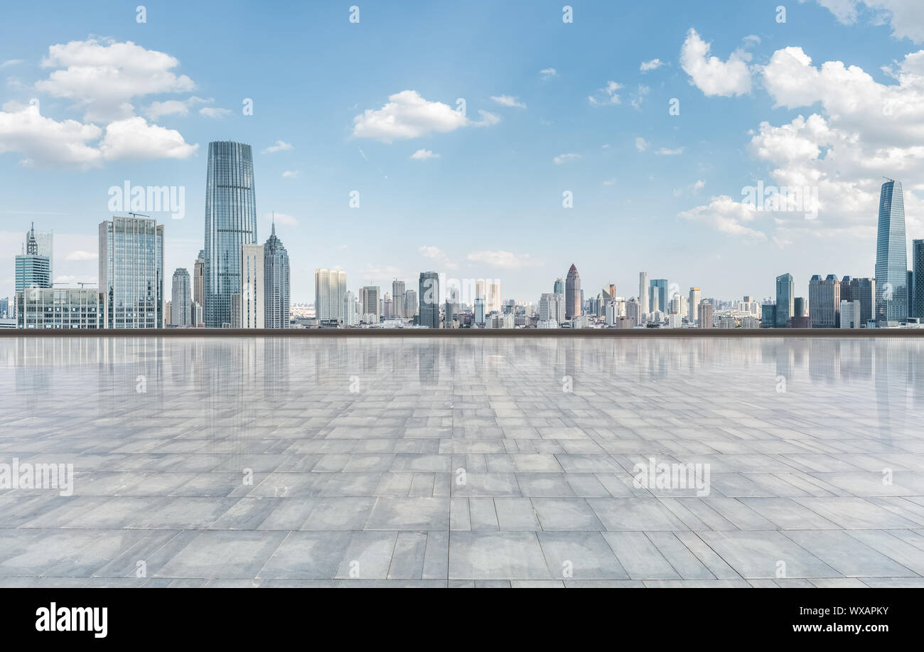 Skyline der Stadt und den quadratischen Boden Stockfoto