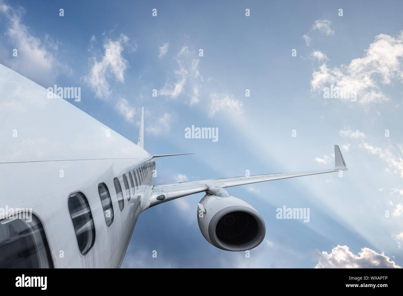 Flugzeugflügel auf dramatische Himmel Stockfoto