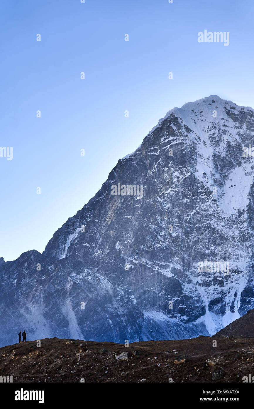 Zwei Alpinisten vor berg Taboche in Nepal Stockfoto