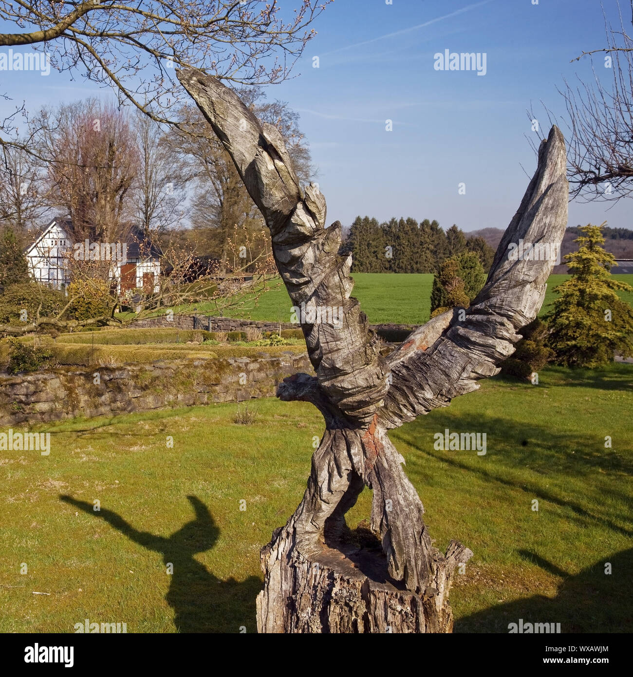 Skulptur und Farmstead Lorenzhaus im Frühjahr, Radevormwald, Bergisches Land, Deutschland, Europa Stockfoto