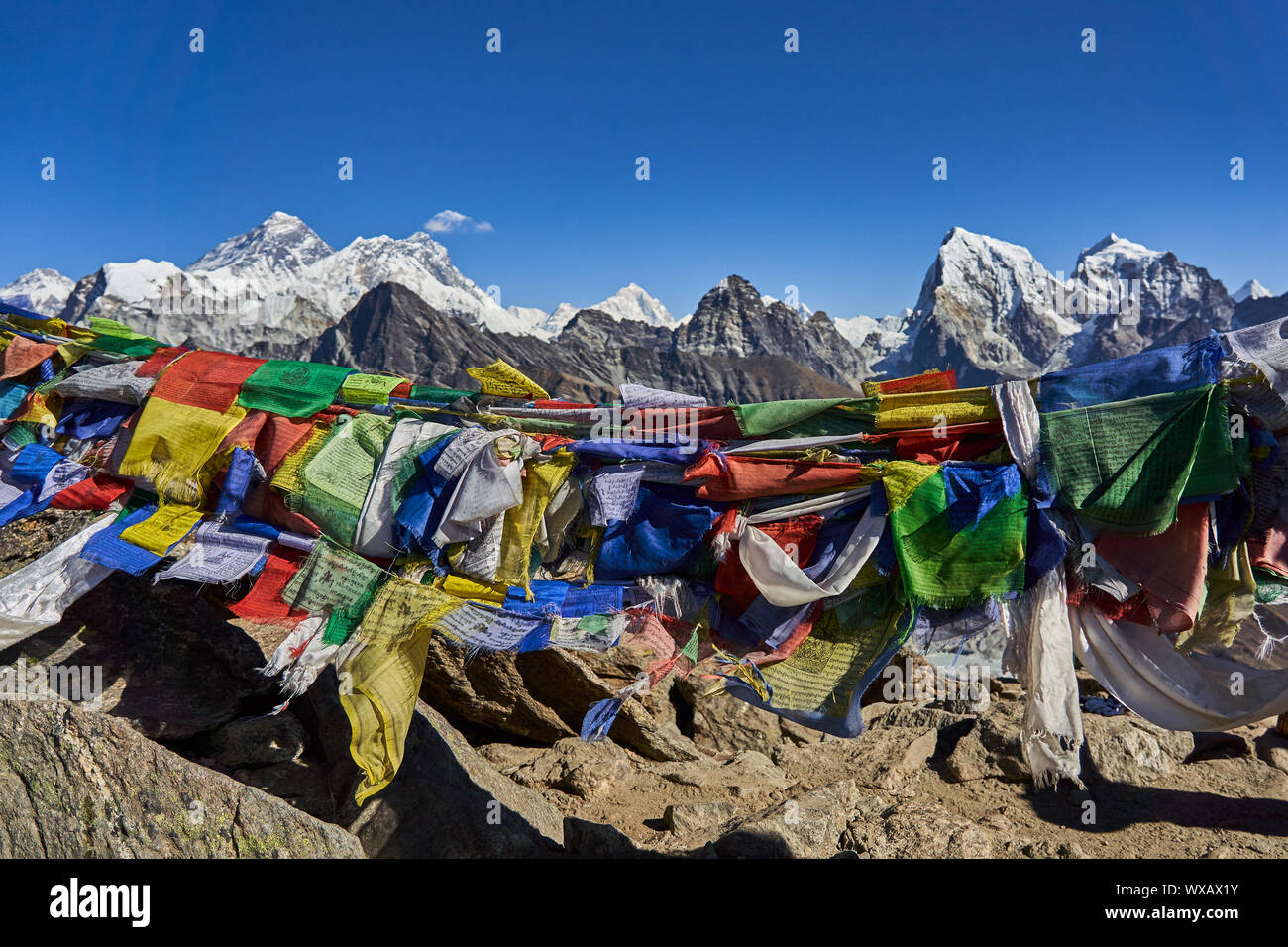 Gebetsfahnen vor Everest Bergkette Stockfoto