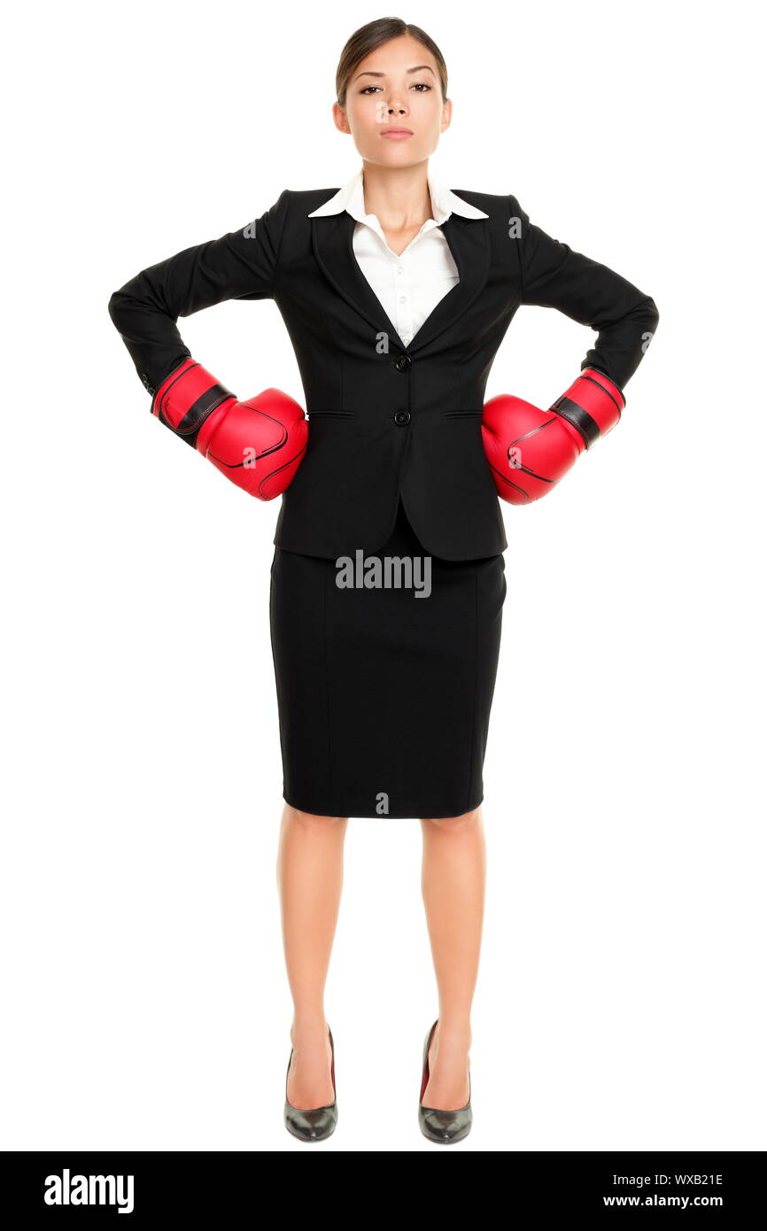 Strong Business woman Boss executive Konzept. Geschäftsfrau ständigen Einschüchterungen Boxhandschuh für den Wettkampf. Zuversichtlicher Haltung Stockfoto