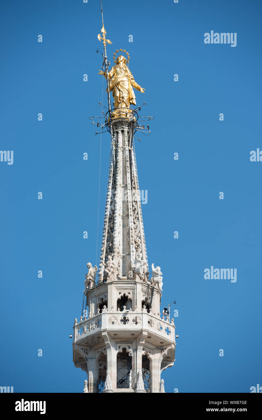 Goldene Jungfrau Maria Statue auf dem Dach des Duomo Stockfoto