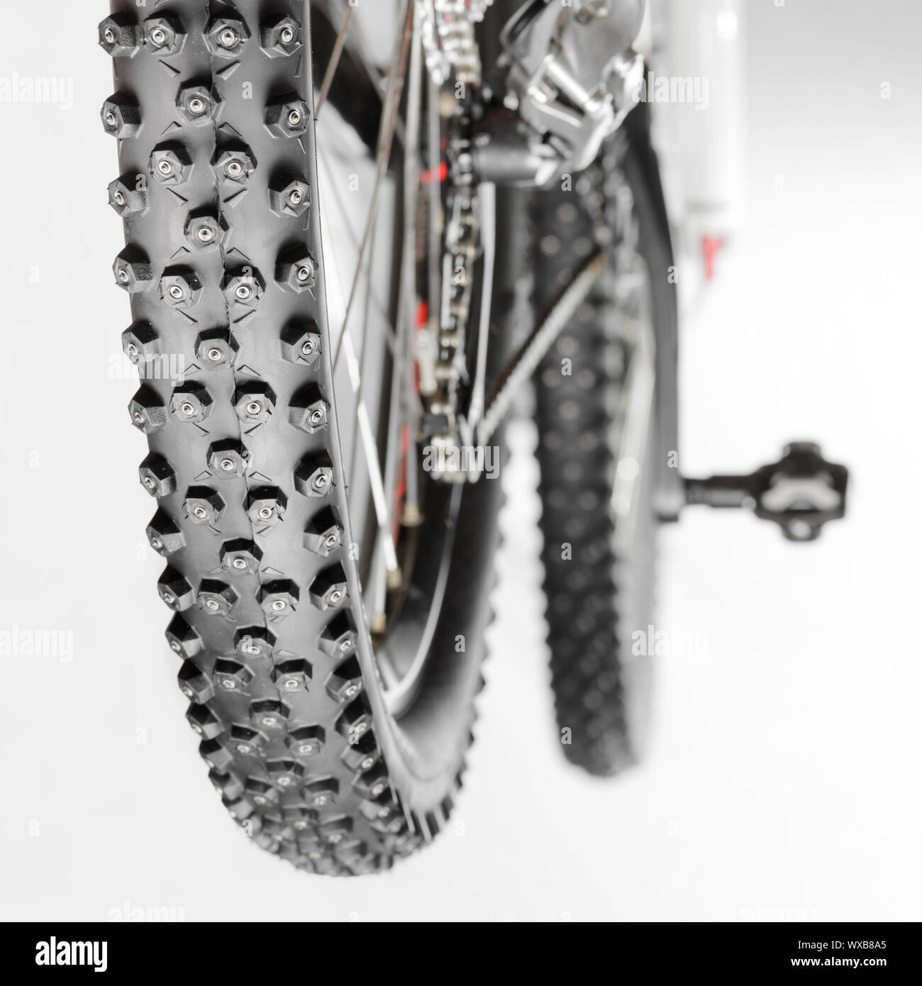 Knorrige Winterreifen mit Spikes auf dem Mountainbike close-up Stockfoto