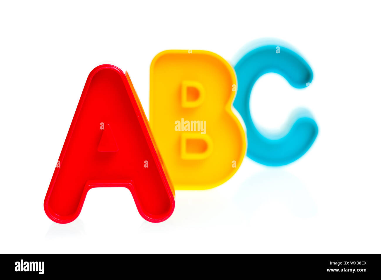 Bunte plastik Buchstaben A B C auf weißem Hintergrund, konzentrieren sich auf eine Stockfoto