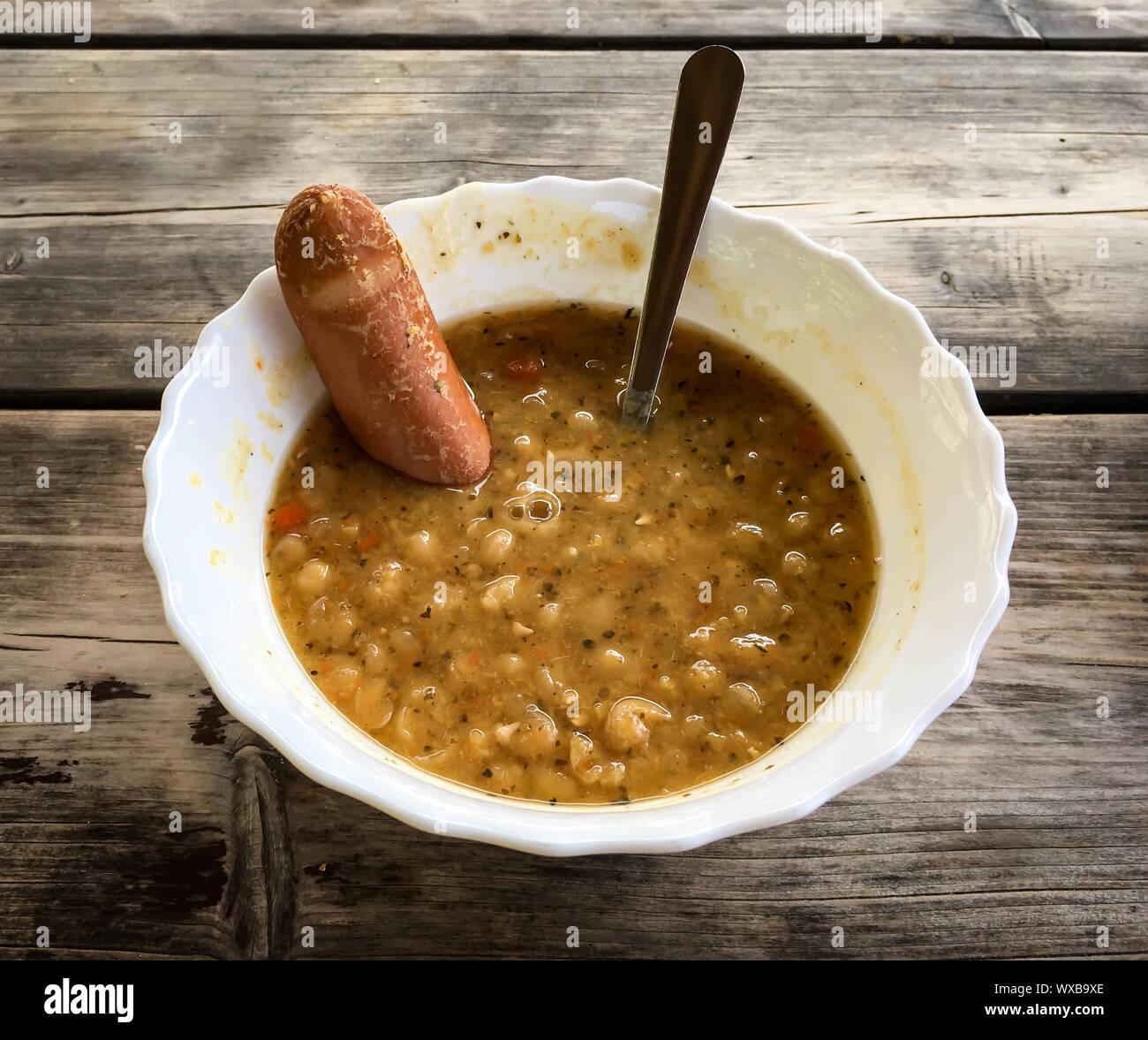 Erbsensuppe mit brezel auf einem rustikalen Holztisch Stockfoto