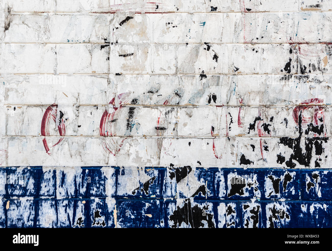 Grunge weißen und blauen Mauer Hintergrund Stockfoto