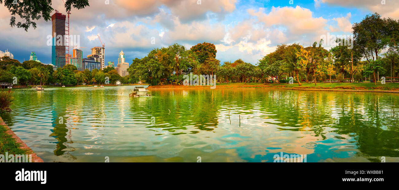 Panoramablick auf die Skyline von Bangkok. Lumphini Park, Thailand. Panorama Stockfoto