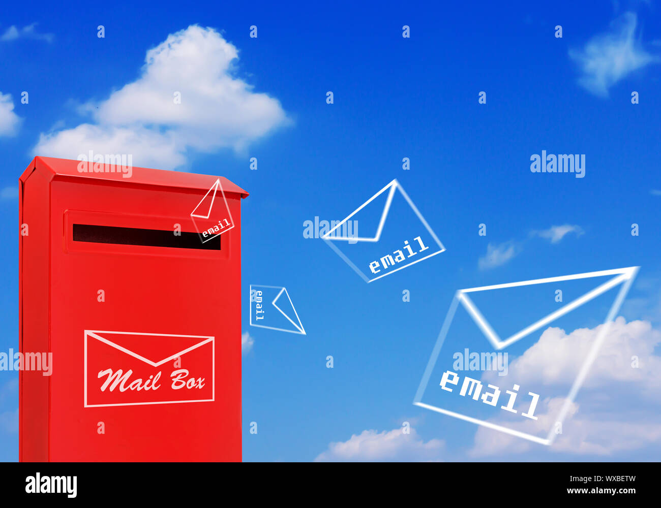 E-Konzept, Rot mail Box und fliegende Buchstaben auf blauem Himmel Hintergrund Stockfoto