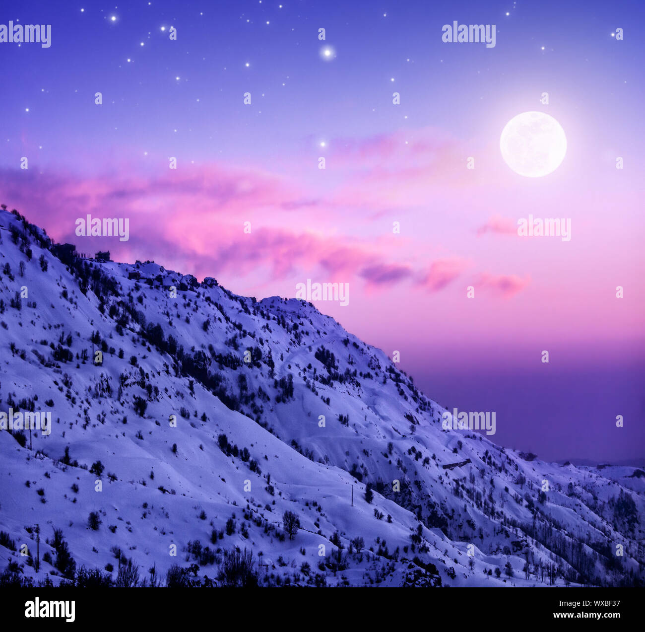 Foto der Schönen verschneiten Berge auf den Purple sunset Hintergrund, Faraya Berg in Libanon mit weißem Schnee, Winter, Kälte, moonlight Stockfoto