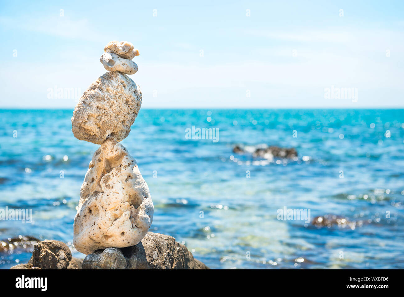 Zen Steine am Meer Hintergrund Stockfoto
