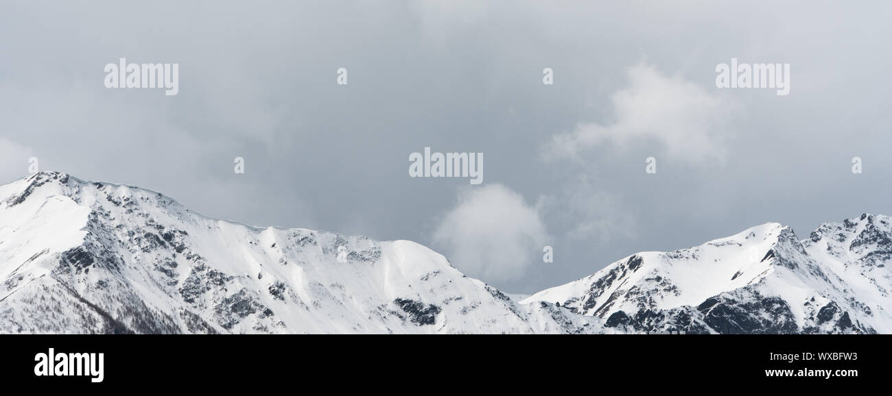 Bergwelt mit schneebedeckten Gipfeln und ausdrucksstarke cloudscape Stockfoto